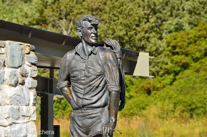 Aoraki Mt. Cook NP - Sir Edmund himself als Statue