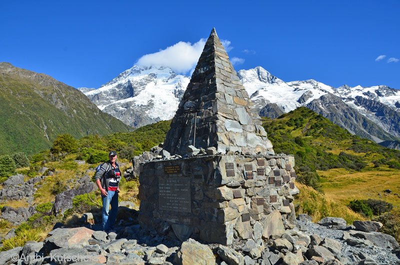 Aoraki Mt. Cook NP - Denkmal für die Verstorbenen - im Hintergrund Vorgipfel Mt. Cook